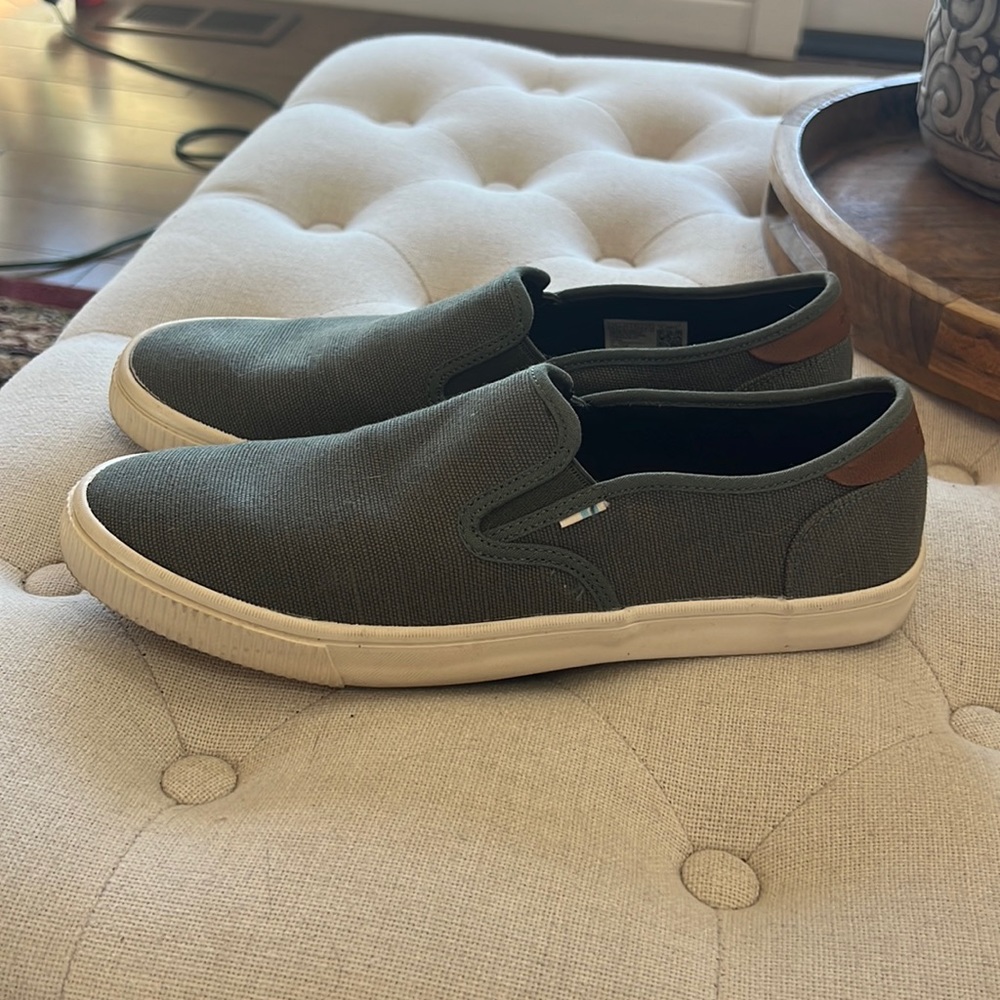 Toms men Green Slip on Canvas 9.5